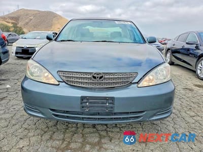Piąte zdjęcie samochodu w środku: 2002 TOYOTA CAMRY LE VIN:JTDBE32K420117173 - miniatura