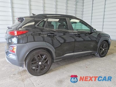 Trzecie zdjęcie samochodu z tyłu: 2020 HYUNDAI KONA ULTIMATE VIN:KM8K5CA58LU529288 - miniatura