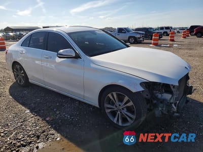 Czwarte zdjęcie samochodu z boku: 2017 MERCEDES-BENZ C 300 VIN:55SWF4JB7HU232252 - miniatura