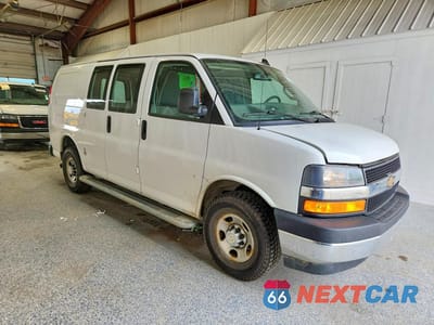 Czwarte zdjęcie samochodu z boku: 2021 CHEVROLET EXPRESS G2500 VIN:1GCWGAF76M1250701 - miniatura