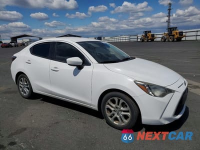 Czwarte zdjęcie samochodu z boku: 2018 TOYOTA YARIS IA BASE VIN:3MYDLBYV5JY317141 - miniatura