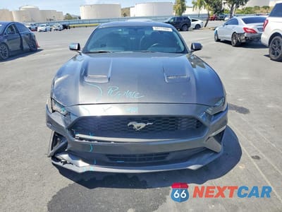 Piąte zdjęcie samochodu w środku: 2020 FORD MUSTANG VIN:1FA6P8TH8L5104027 - miniatura