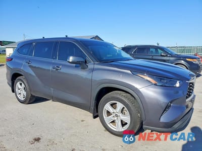 Czwarte zdjęcie samochodu z boku: 2022 TOYOTA HIGHLANDER LE VIN:5TDBZRBH6NS575911 - miniatura