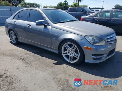 Czwarte zdjęcie samochodu z boku: 2012 MERCEDES-BENZ C 250 VIN:WDDGF4HB3CR214559 - miniatura