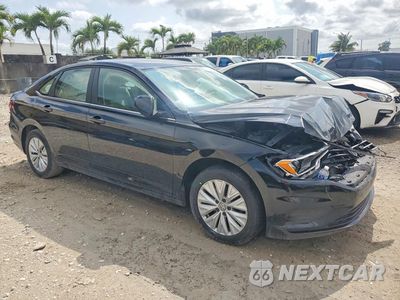 Czwarte zdjęcie samochodu z boku: 2019 VOLKSWAGEN JETTA S VIN:3VWC57BU6KM152949 - miniatura