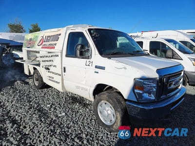 Czwarte zdjęcie samochodu z boku: 2018 FORD ECONOLINE E350 SUPER DUTY CUTAWAY VAN VIN:1FDWE3F63JDC30307 - miniatura