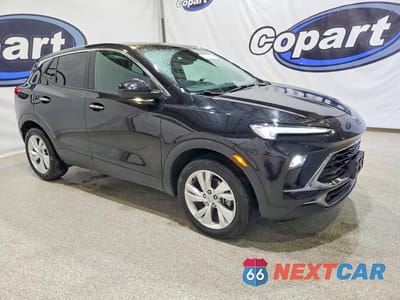 Czwarte zdjęcie samochodu z boku: 2025 BUICK ENCORE GX PREFERRED-R&D-PRI FLEET VIN:KL4AMBSL6SB182767 - miniatura