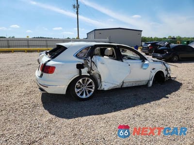 Trzecie zdjęcie samochodu z tyłu: 2018 BENTLEY BENTAYGA VIN:SJAAC2ZV1JC019776 - miniatura