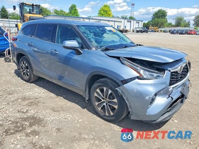 Czwarte zdjęcie samochodu z boku: 2020 TOYOTA HIGHLANDER XLE VIN:5TDHZRBH5LS014557 - miniatura