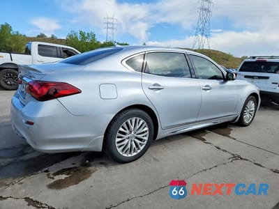 Trzecie zdjęcie samochodu z tyłu: 2016 INFINITI Q70L 3.7 VIN:JN1BY1PR9GM720849 - miniatura