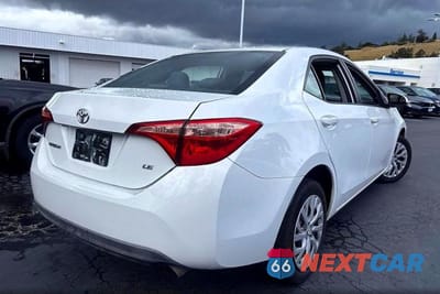Czwarte zdjęcie samochodu z boku: 2018 TOYOTA COROLLA LE VIN:5YFBURHE3JP840007 - miniatura
