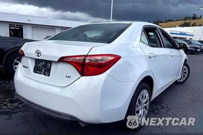 Czwarte zdjęcie samochodu z boku: 2018 TOYOTA COROLLA LE VIN:5YFBURHE3JP840007 - miniatura