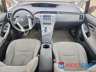 Zdjęcie 8 z 13 samochodu: 2014 TOYOTA PRIUS TWO VIN:JTDKN3DUXE1760477 - miniatura