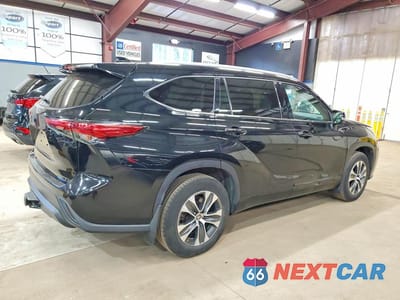 Trzecie zdjęcie samochodu z tyłu: 2022 TOYOTA HIGHLANDER HYBRID XLE VIN:5TDGBRCH0NS539205 - miniatura