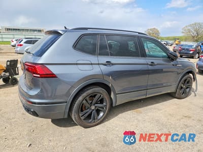 Trzecie zdjęcie samochodu z tyłu: 2024 VOLKSWAGEN TIGUAN SE R-LINE BLACK VIN:3VV8B7AX0RM049292 - miniatura
