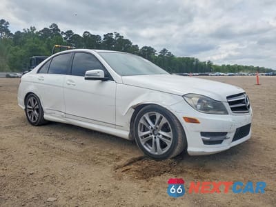 Czwarte zdjęcie samochodu z boku: 2014 MERCEDES-BENZ C 250 VIN:WDDGF4HB0EG206823 - miniatura