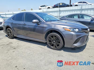 Czwarte zdjęcie samochodu z boku: 2018 TOYOTA CAMRY SE VIN:4T1B11HK8JU114612 - miniatura