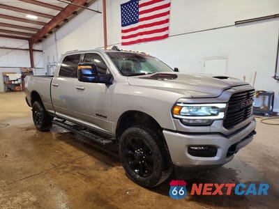 Czwarte zdjęcie samochodu z boku: 2023 RAM 2500 LARAMIE VIN:3C6UR5FJXPG592315 - miniatura