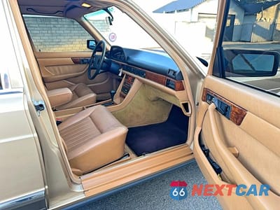 Piąte zdjęcie samochodu w środku: 1983 MERCEDES-BENZ 380 380SEL VIN:WDBCA33A5DB041393 - miniatura