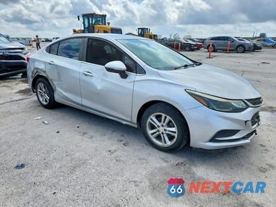 Czwarte zdjęcie samochodu z boku: 2017 CHEVROLET CRUZE LT VIN:1G1BE5SM1H7164330 - miniatura