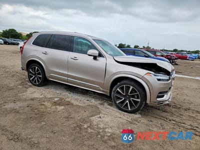Czwarte zdjęcie samochodu z boku: 2023 VOLVO XC90 PLUS VIN:YV4L12PN7P1984336 - miniatura