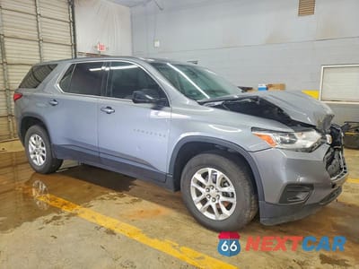 Czwarte zdjęcie samochodu z boku: 2019 CHEVROLET TRAVERSE LS VIN:1GNERFKW9KJ104944 - miniatura