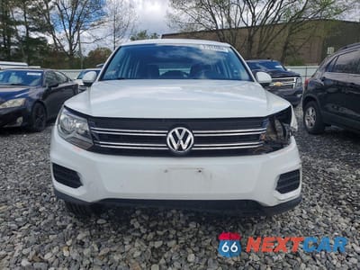 Piąte zdjęcie samochodu w środku: 2014 VOLKSWAGEN TIGUAN S VIN:WVGBV3AX1EW564957 - miniatura
