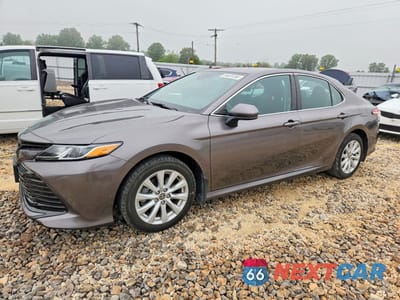 2020 TOYOTA CAMRY LE 4T1C11AK3LU977142 - główne zdjęcie licytacji z USA - miniatura