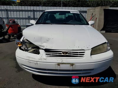 Piąte zdjęcie samochodu w środku: 1999 TOYOTA CAMRY LE V6 VIN:4T1BF22K6XU076936 - miniatura