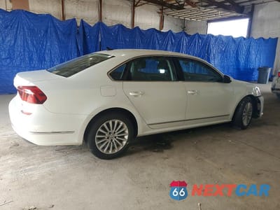 Trzecie zdjęcie samochodu z tyłu: 2017 VOLKSWAGEN PASSAT SE VIN:1VWBT7A30HC012075 - miniatura