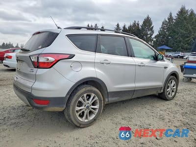 Trzecie zdjęcie samochodu z tyłu: 2018 FORD ESCAPE SE VIN:1FMCU9GD9JUC87147 - miniatura