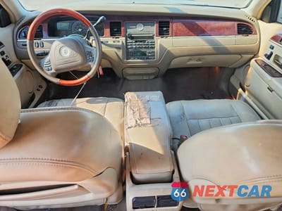 Zdjęcie 8 z 12 samochodu: 2003 LINCOLN TOWN CAR SIGNATURE VIN:1LNHM82W73Y617873 - miniatura
