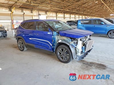 Czwarte zdjęcie samochodu z boku: 2023 KIA SELTOS S VIN:KNDEU2AA5P7385358 - miniatura