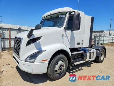 Drugie zdjęcie samochodu z przodu: 2020 VOLVO VNR SEMI TRUCK VIN:4V4W39EH6LN262282 - miniatura