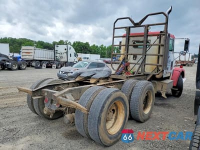 Czwarte zdjęcie samochodu z boku: 2001 FREIGHTLINER CONVENTIONAL FLD120 SEMI TRUCK VIN:1FUYFZYB31LH57174 - miniatura