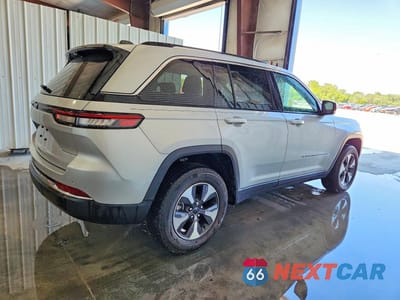 Trzecie zdjęcie samochodu z tyłu: 2023 JEEP GRAND CHEROKEE LIMITED 4XE VIN:1C4RJYB66PC664834 - miniatura