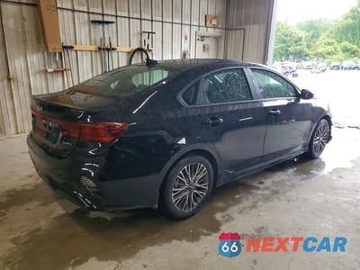 Trzecie zdjęcie samochodu z tyłu: 2024 KIA FORTE GT LINE VIN:3KPF54AD1RE811265 - miniatura