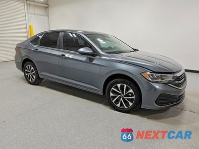 Czwarte zdjęcie samochodu z boku: 2024 VOLKSWAGEN JETTA S VIN:3VW5M7BU9RM094728 - miniatura