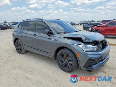 Czwarte zdjęcie samochodu z boku: 2023 VOLKSWAGEN TIGUAN SE R-LINE BLACK VIN:3VVCB7AX6PM140509 - miniatura