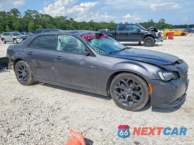 Czwarte zdjęcie samochodu z boku: 2019 CHRYSLER 300 S VIN:2C3CCABG2KH686520 - miniatura