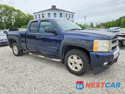 Czwarte zdjęcie samochodu z boku: 2011 CHEVROLET SILVERADO K1500 LT VIN:1GCRKSE3XBZ439902 - miniatura