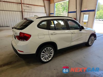 Trzecie zdjęcie samochodu z tyłu: 2015 BMW X1 SDRIVE28I VIN:WBAVM1C54FVW57108 - miniatura