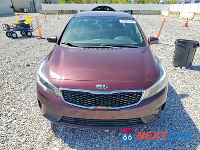Piąte zdjęcie samochodu w środku: 2018 KIA FORTE LX VIN:3KPFK4A7XJE276525 - miniatura