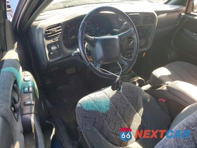 Zdjęcie 8 z 12 samochodu: 2002 GMC SONOMA VIN:1GTDT19W928173963 - miniatura