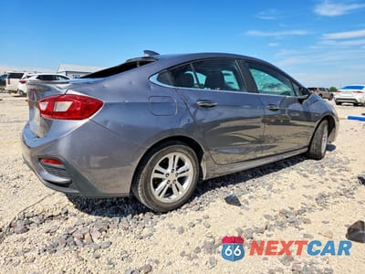 Trzecie zdjęcie samochodu z tyłu: 2018 CHEVROLET CRUZE LT VIN:1G1BE5SM1J7235080 - miniatura