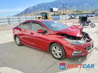 Czwarte zdjęcie samochodu z boku: 2017 CHEVROLET CRUZE LT VIN:1G1BE5SMXH7217929 - miniatura