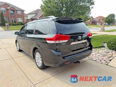 Trzecie zdjęcie samochodu z tyłu: 2011 TOYOTA SIENNA LIMITED 7-PASSENGER VIN:5TDDK3DC6BS025325 - miniatura