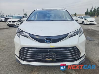 Piąte zdjęcie samochodu w środku: 2023 TOYOTA SIENNA PLATINUM 7-PASSENGER VIN:5TDERKEC8PS165571 - miniatura
