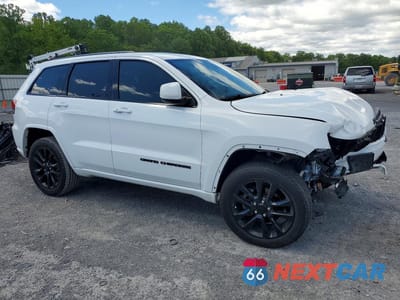 Czwarte zdjęcie samochodu z boku: 2019 JEEP GRAND CHEROKEE LAREDO VIN:1C4RJFAG5KC577787 - miniatura