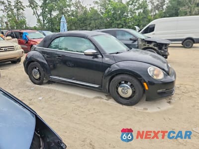 Czwarte zdjęcie samochodu z boku: 2013 VOLKSWAGEN BEETLE VIN:3VW5P7ATXDM802073 - miniatura